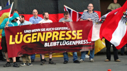 Wie Journalisten über bestimmte Themen berichten, hängt auch davon ab, welche Erfahrungen sie mit Anfeindungen gemacht haben