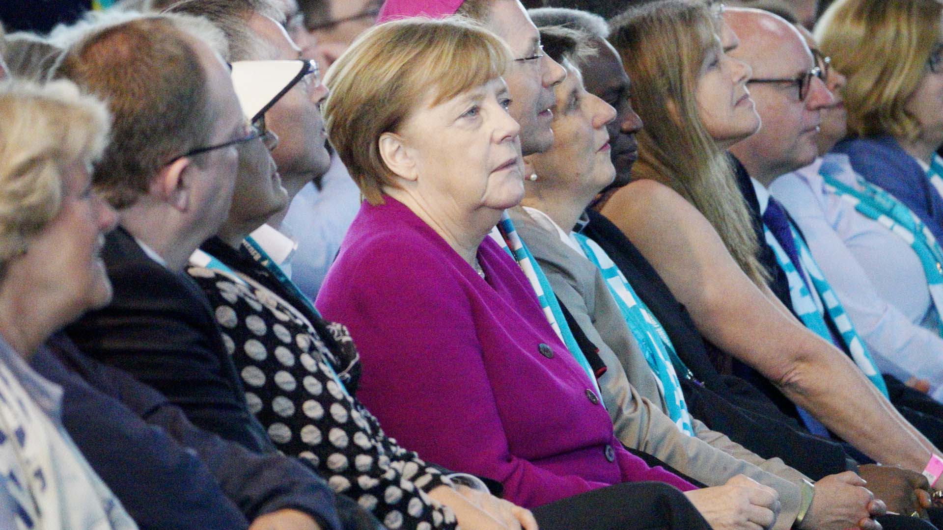 Merkel im Publikum vor ihrem Auftritt: Links außen sitzt ihre Parteikollegin Monika Grütters, Staatsministerin für Kultur und Medien