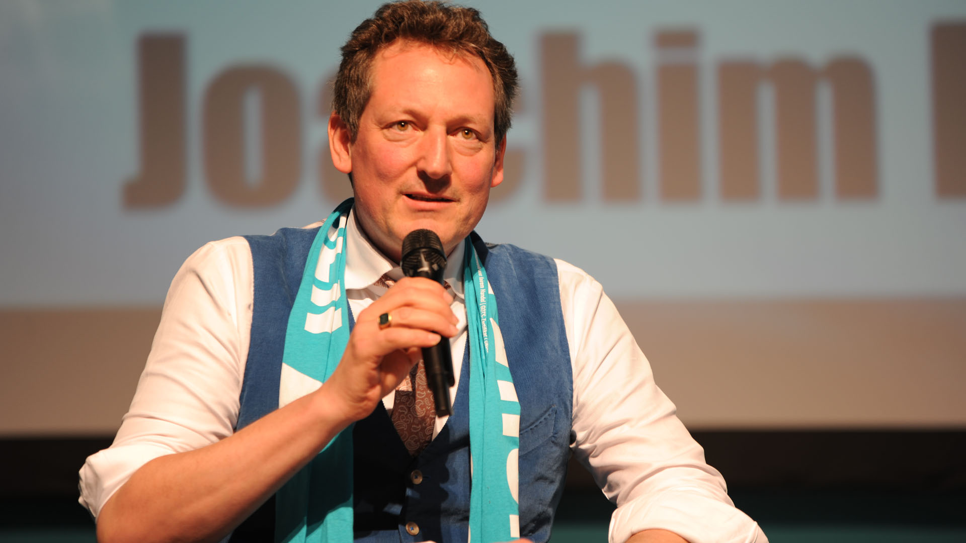 Der Kabarettist Eckart von Hirschhausen trat bei der Diskussion als „komödiantischer Störer“ auf