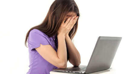 Wer besonders viele Informationen über sich in Sozialen Medien preisgibt, wird häufiger selbst dafür verantwortlich gemacht, wenn er beschimpft wird