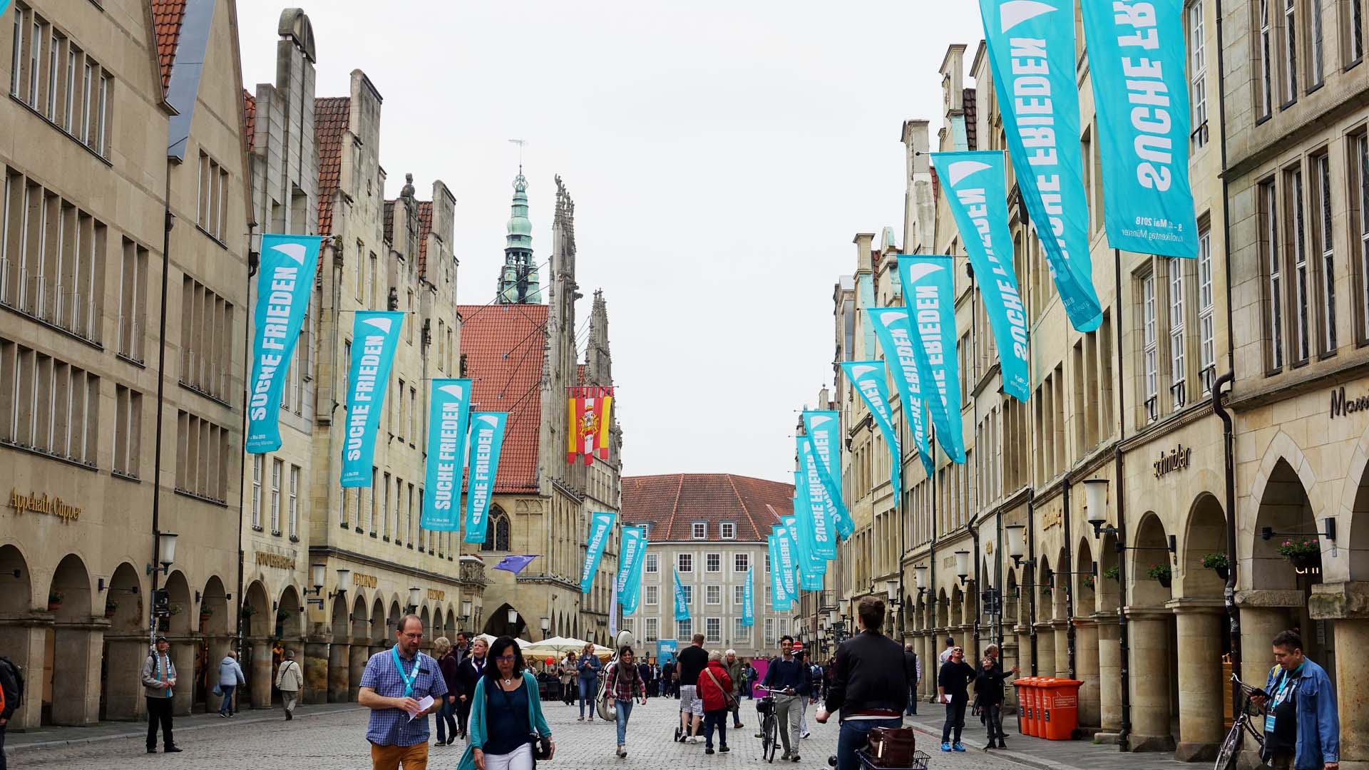 Fahrräder sind eigentlich immer in Münster zu sehen, in den vergangenen Tagen waren es auch die Katholikentagsfahnen