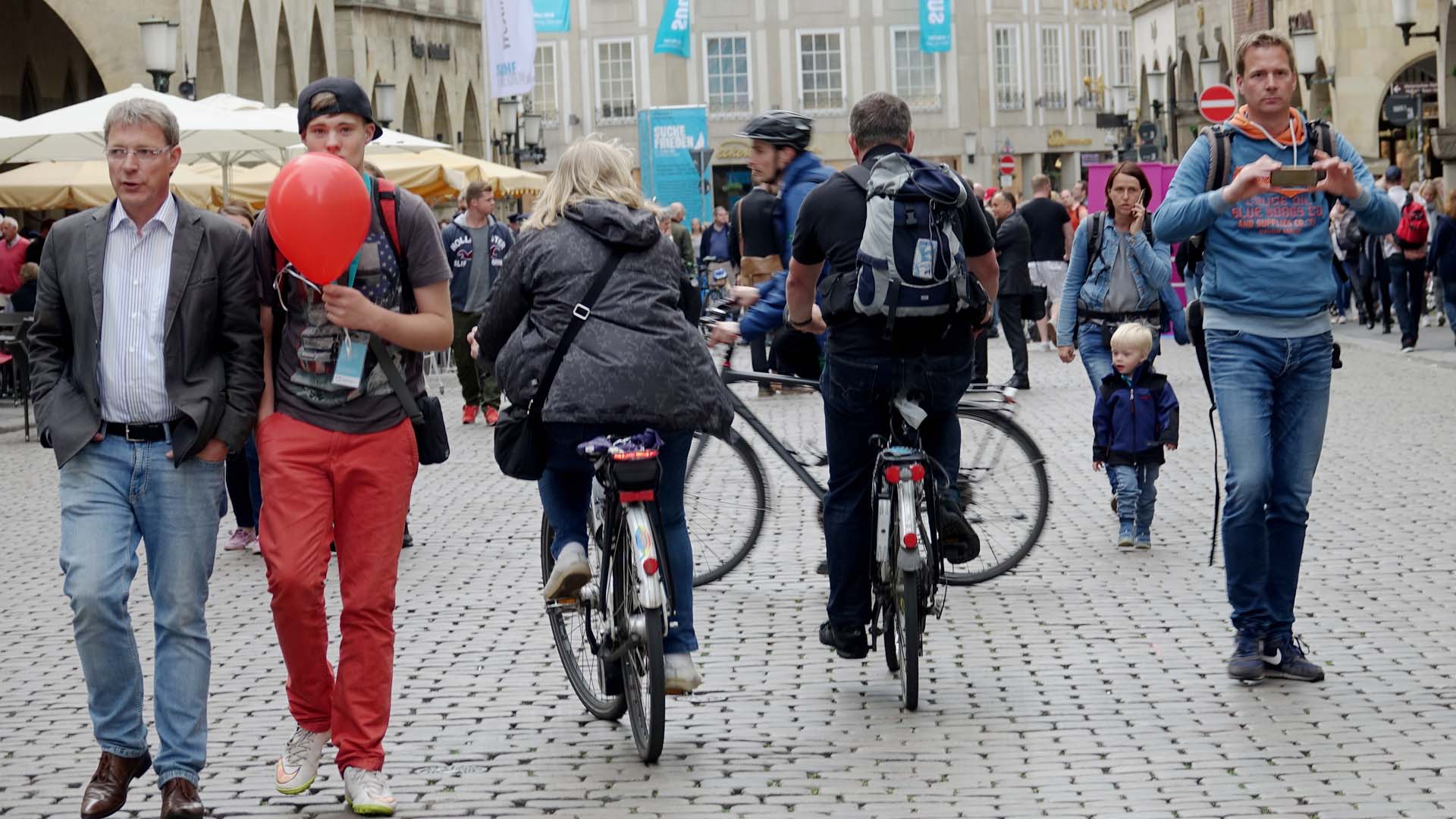 Fahrräder sind in Münster allgegenwärtig. Diese beiden Radfahrer „kämpften“ sich zur ihrer Veranstaltung auf dem Katholikentag durch.