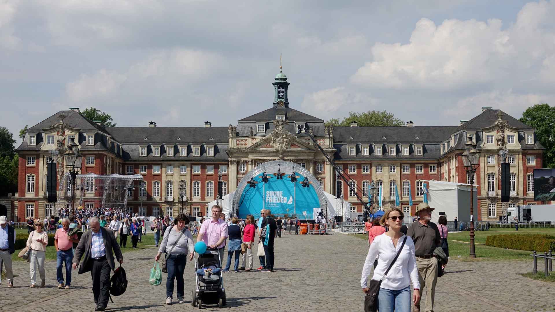 Auf dem Schlossplatz fanden zahlreiche Veranstaltungen statt, ...