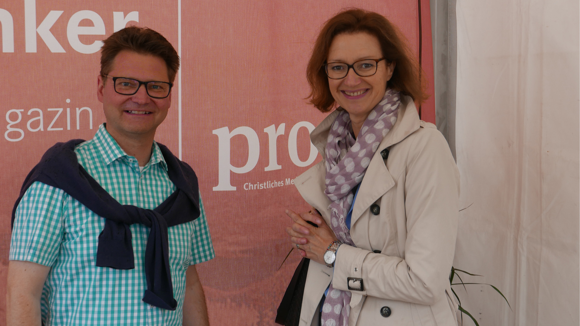 Auch ZDF-Moderatorin Bettina Schausten schaute am Stand des Christlichen Medienmagazins pro vorbei, hier mit KEP-Geschäftsführer Christoph Irion