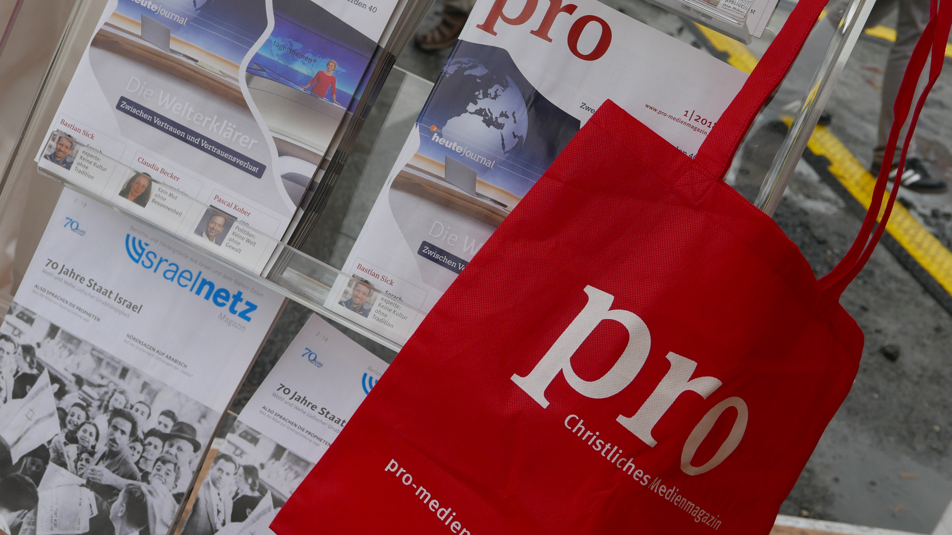 Lesestoff gab es am Stand des Christlichen Medienmagazins pro auf der Medienmeile