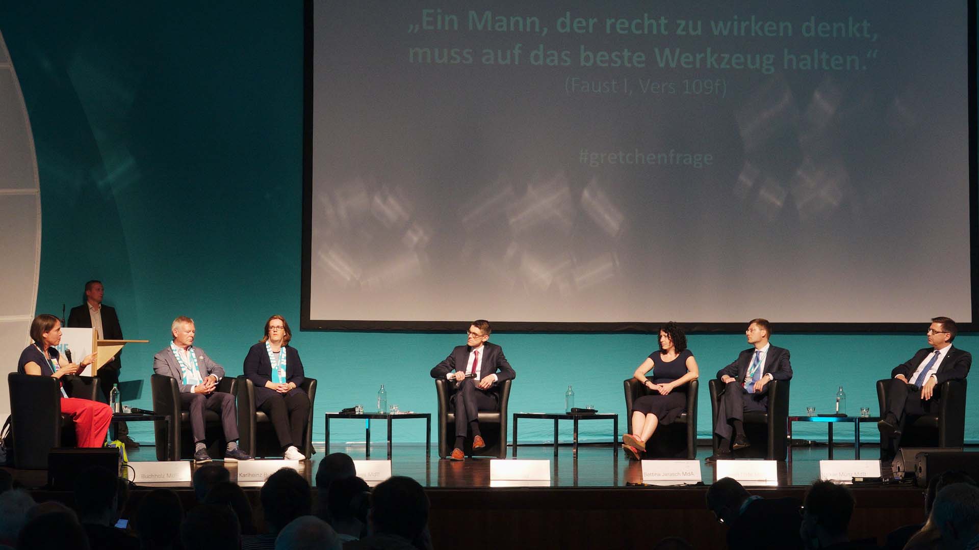 Christine Buchholz, Karlheinz Busen, Kerstin Griese, Moderator Thomas Arnold, Bettina Jarasch, Christian Hirte und Volker Münz diskutierten zum Thema „Nun sag', wie hast du's mit der Religion?“ (v.l.n.r.)