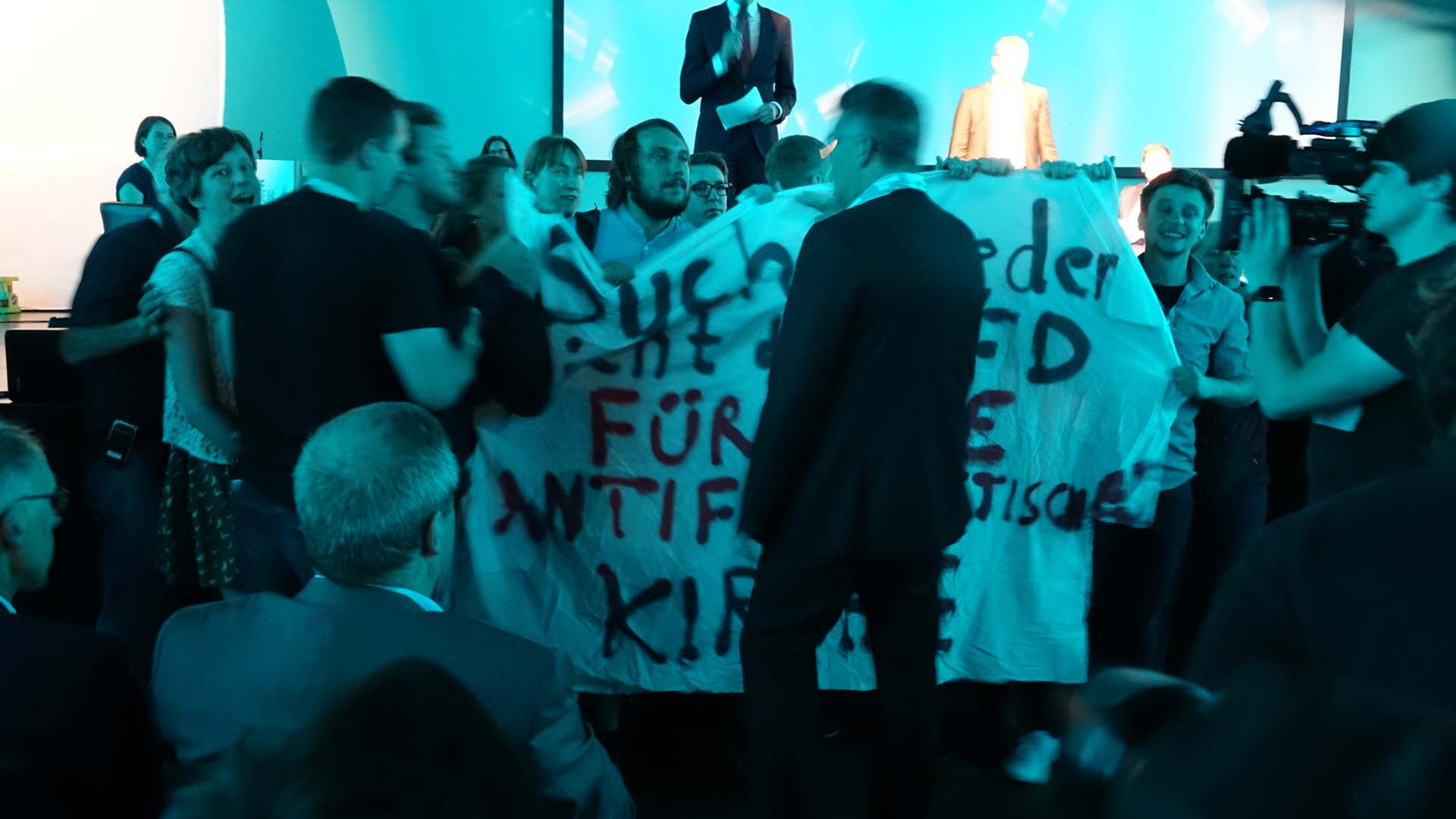 „Suche Frieden, nicht die AfD – für eine antifaschistische Kirche“ stand auf dem Banner der Demonstranten, die in den ersten Minuten die Veranstaltung unterbrachen