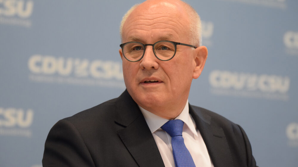 Der CDU/CSU-Fraktionschef Volker Kauder (Archivbild) hat abwertende Aussagen der AfD-Politikerin Alice Weidel über Zuwanderer scharf kritisiert