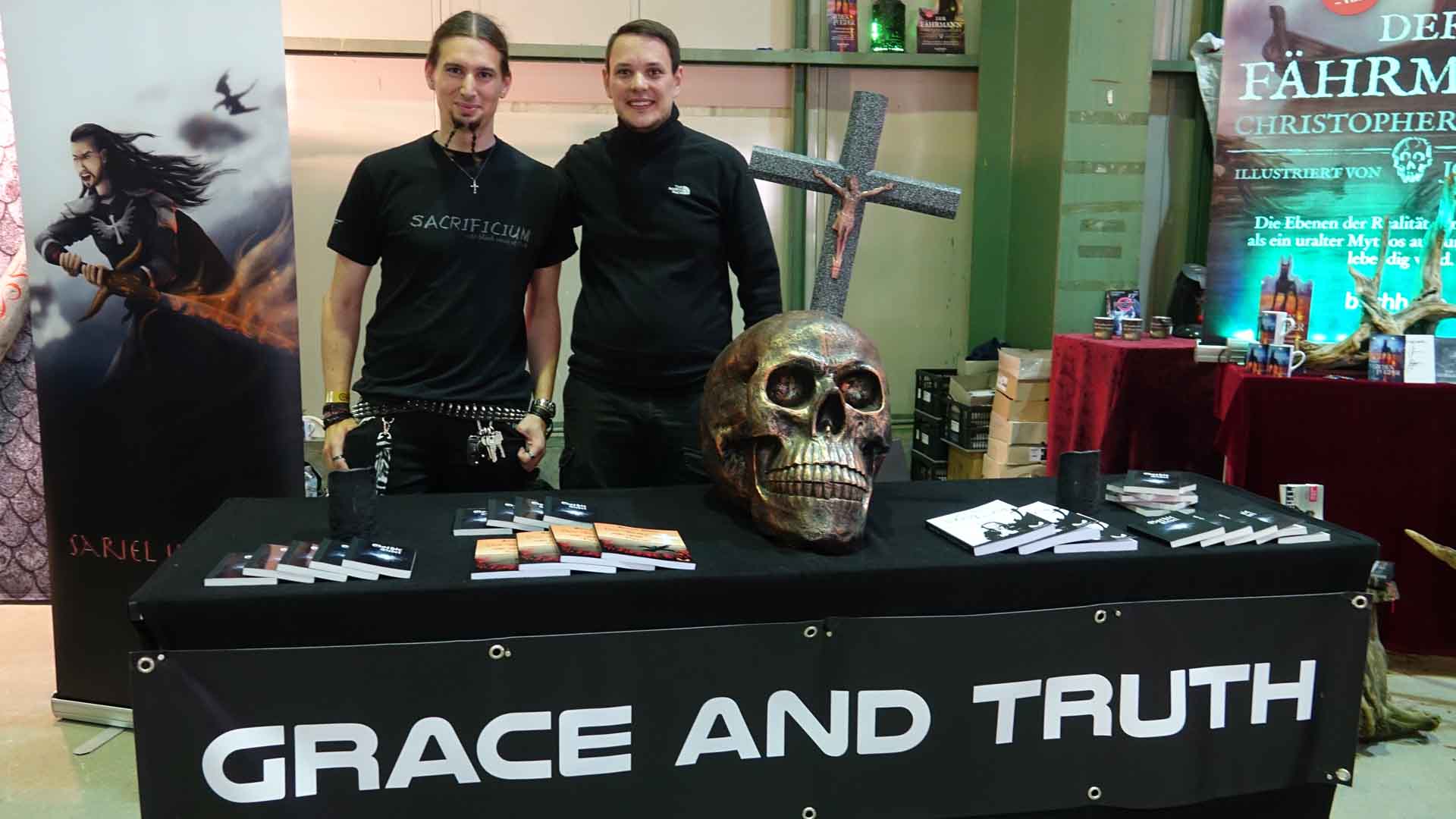 Reisten hunderte Kilometer an: Nico Ottenberg und Milan Klein von „Grace and Truth“ an ihrem Stand auf dem WGT