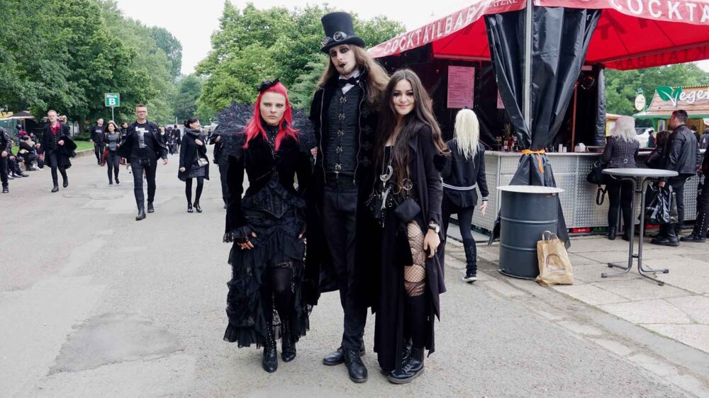Schwarz ist die beliebteste Kleiderfarbe beim Wave-Gotik-Treffen in Leipzig