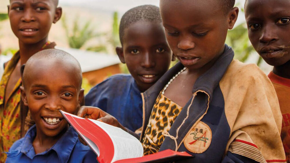 Heilige Schriften verteilen die weltweiten Bibelgesellschaften auch in Ruanda