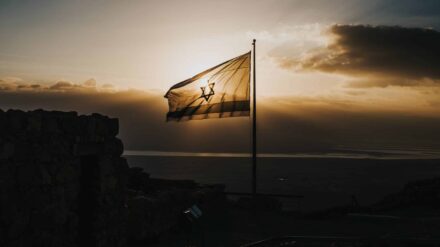 Israel-Flagge bei Sonnenuntergang