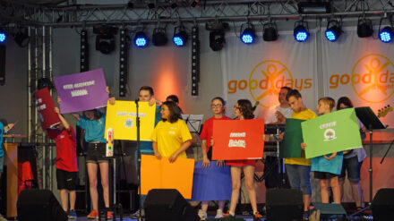 Die „Vincentleut“ vom Vincentstift in Rüdesheim-Aulhausen, der Menschen mit einer geistigen oder zusätzlich anderen Behinderung im Leben begleitet, haben den Eröffnungsgottesdienst des Jugendkirchentages mitgestaltet