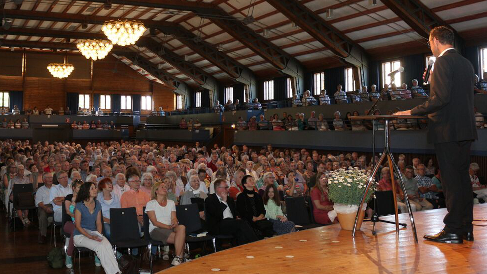 Rund 850 Christen sind an Fronleichnam im württembergischen Herrenberg zum regionalen Christustag zusammengekommen