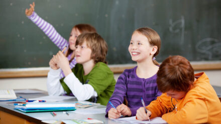 Forscher meinen, Medienkonsum könnte schulische Leistungen fördern