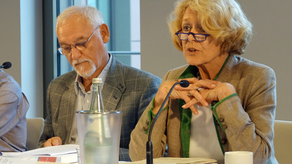 Die ehemalige Richterin Brigitte Baums-Stammberger und der Marburger Pädagoge Benno Hafeneger stellten den Bericht auf einer Pressekonferenz in Stuttgart vor