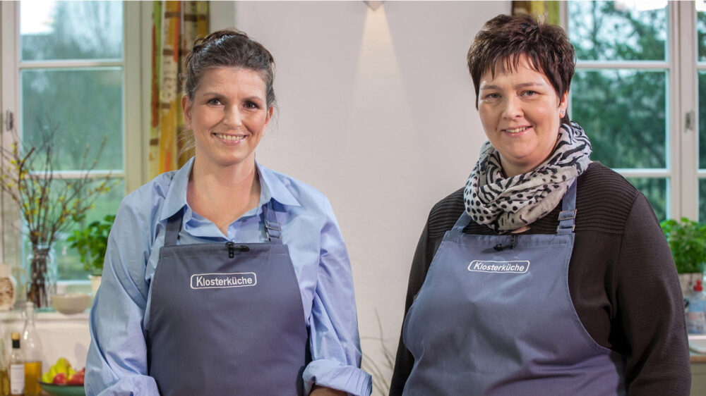 Pastorin Annette Behnken (links) kocht zusammen mit der Volkenrodaer Küchenchefin Christiane Kern