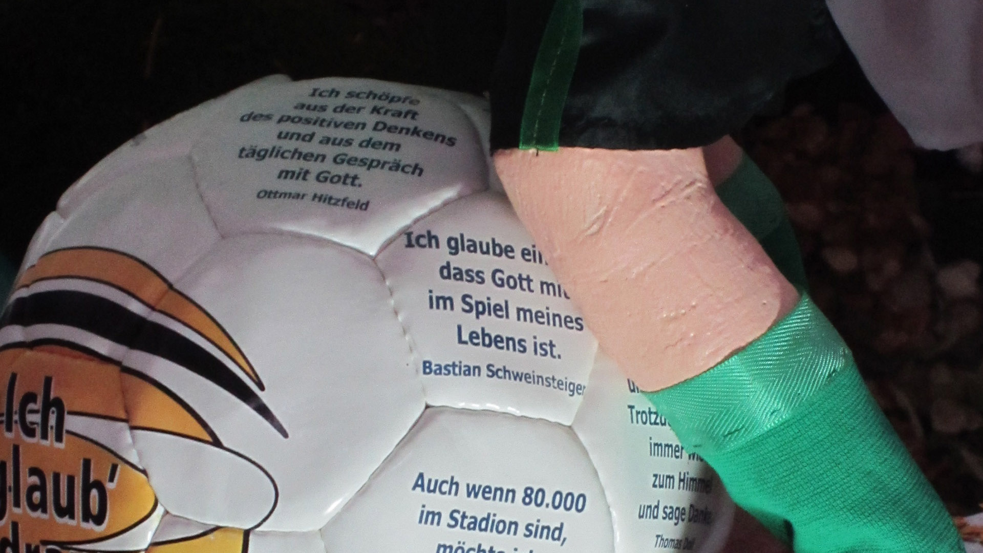 Dieser Fußball mit Zitaten von Sportlern – unter anderem von Hitzfeld – zierte eine Weihnachtskrippe in der Heidelberger Jesuitenkirche