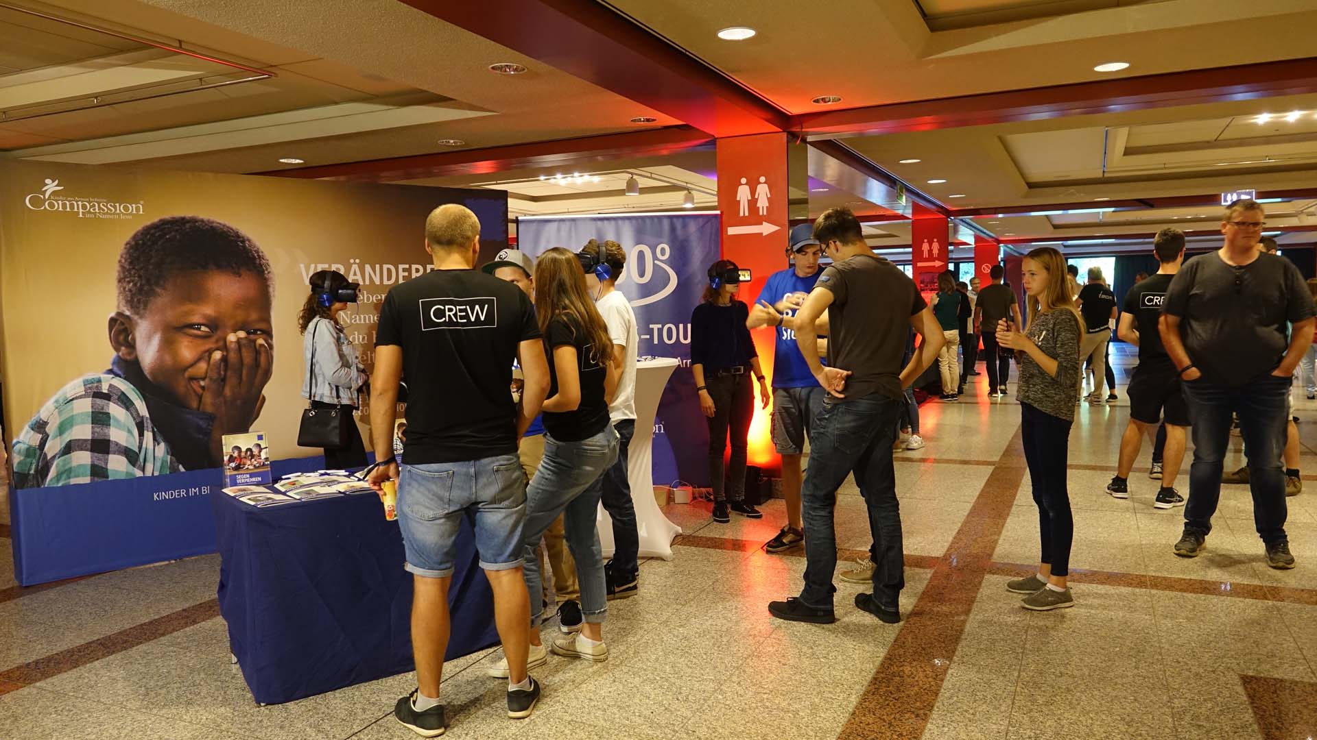 Im Foyer der Jahrhunderthalle stellten unterschiedliche christliche Organisationen ihre Arbeit vor