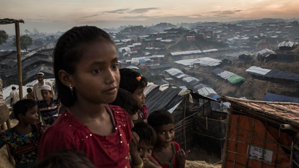 Über die Hälfte der Flüchtlinge weltweit sind jünger als 18 Jahre – so wie diese jungen Rohyngia, die im vergangenen Jahr von Myanmar nach Bangladesch flohen und dort in einem Camp strandeten