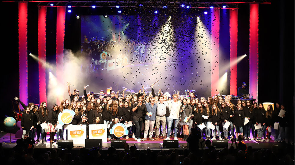 Alle Gewinner des Song Contests, darunter auch Schulklassen, beim „Eine Welt-Festival“