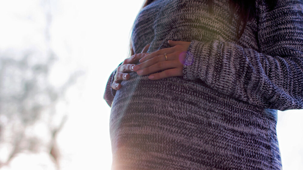 In Deutschland ist ein Abbruch der Schwangerschaft in den ersten zwölf Wochen nach Teilnahme an einem Beratungsgespräch zwar rechtswidrig, er bleibt aber straflos