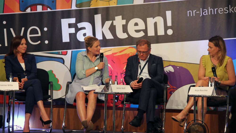 (V.l.n.r.) Susanne Wille vom schweizerischen SRF, Moderatorin Sarah Tacke (ZDF), Armin Wolf, Anja Reschke
