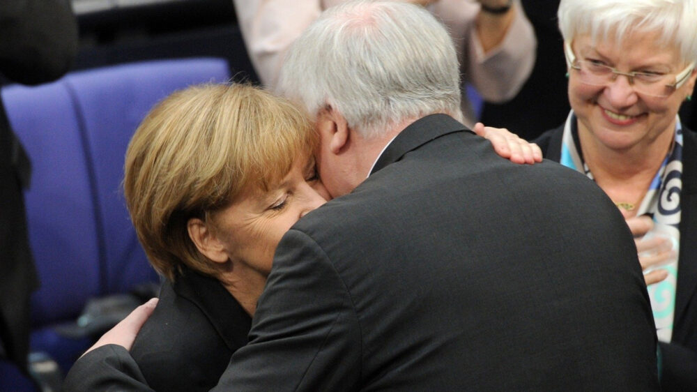 Angela Merkel und Horst Seehofer in besseren Zeiten: 2013 gratulierte der heutige Innenminister der Kanzlerin nach ihrer Wahl zur Regierungschefin