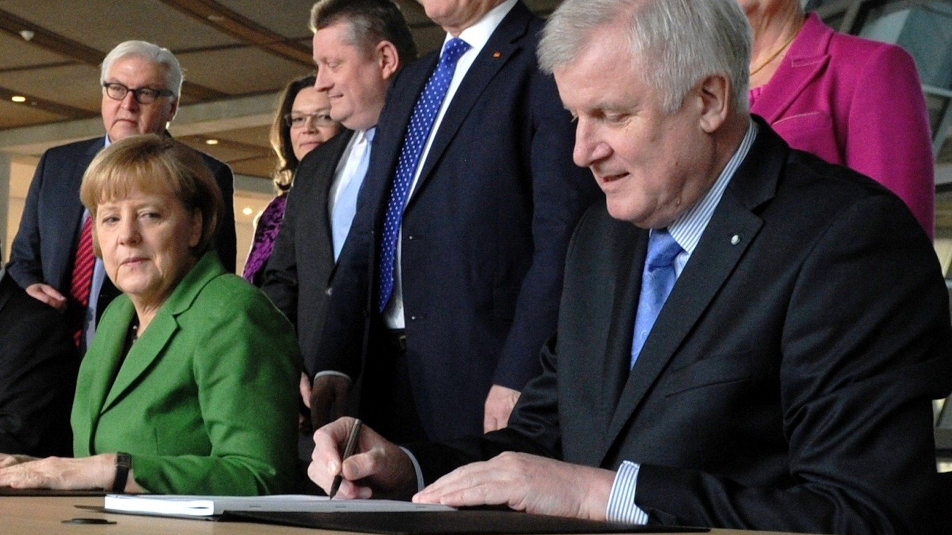 Angela Merkel und Horst Seehofer bei der Unterzeichnung des Koalitionsvertrags im Jahr 2013