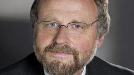 Heiner Bielefeldt war sechs Jahre lang Sonderberichterstatter der UN für Religions- und Weltanschauungsfreiheit. An der Universität Erlangen-Nürnberg hat er den Lehrstuhl für Menschenrechte und Menschenrechtspolitik inne.
