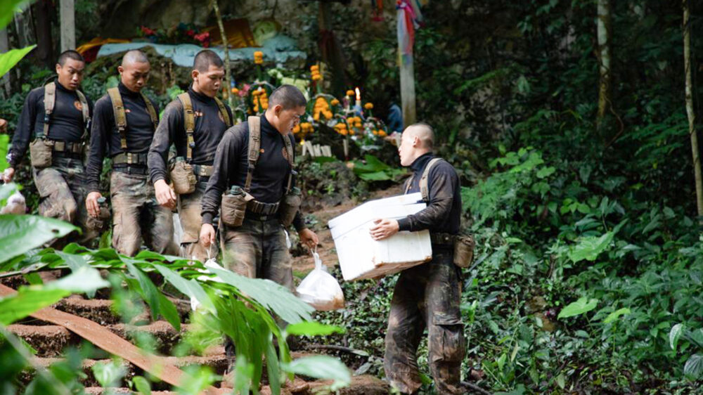 Nach neun Tagen fanden Taucher die eingeschlossenen Jungen in der Höhle. Zur Stunde laufen die Rettungsaktionen, um sie zu befreien.