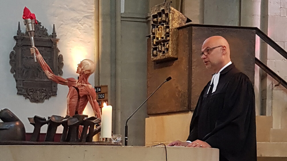 Pfarrer Frank Uhlhorn bei dem Gottesdienst. Das Plastinat zeige, dass der Körper ein Geschenk Gottes ist.