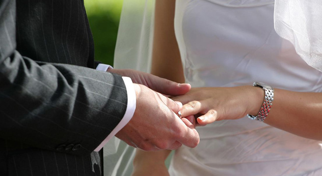 Die Zahl der Scheidungen sinkt - die der Trauungen steigt