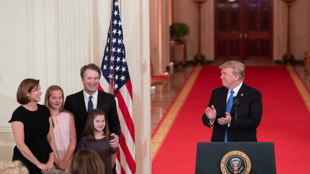 Donald Trump nominierte am Montag den konservativen Richter Brett Kavanaugh, hier mit seiner Familie, für einen Posten im Supreme Court