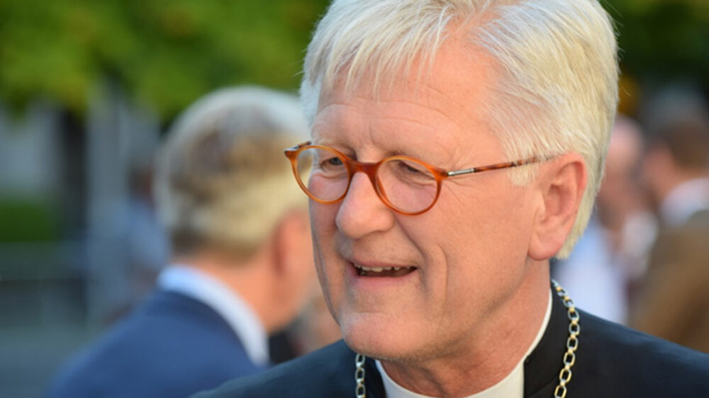 Der EKD-Ratsvorsitzende Heinrich Bedford-Strohm muss sich für die Nähe der Kirche zur Politik Kritik von dem Philosophen Horst Herrmann gefallen lassen