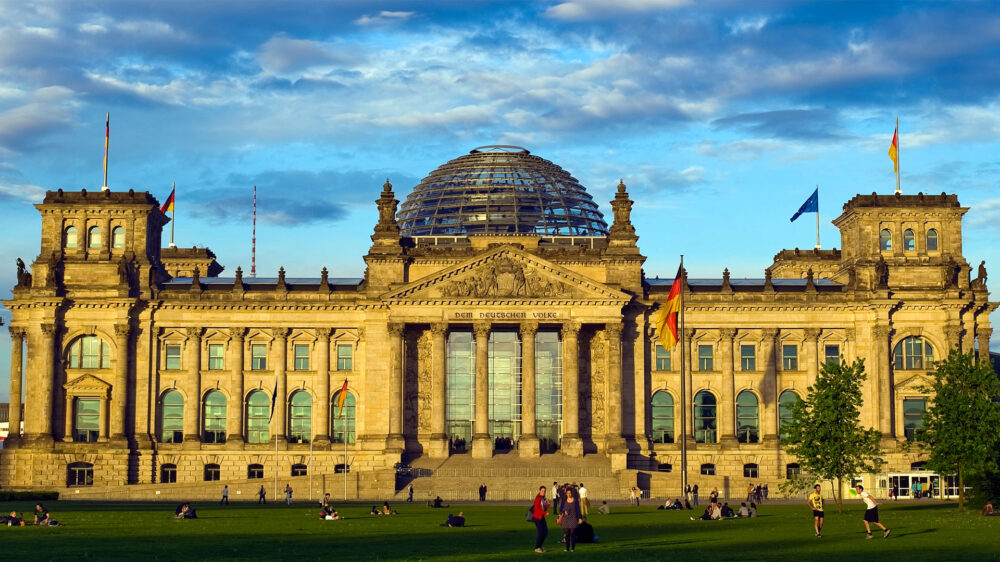 Im Reichstagsgebäude in Berlin, dem Sitz des Deutschen Bundestages, mühen sich die Abgeordneten um das gute Zusammenleben der Menschen in Deutschland