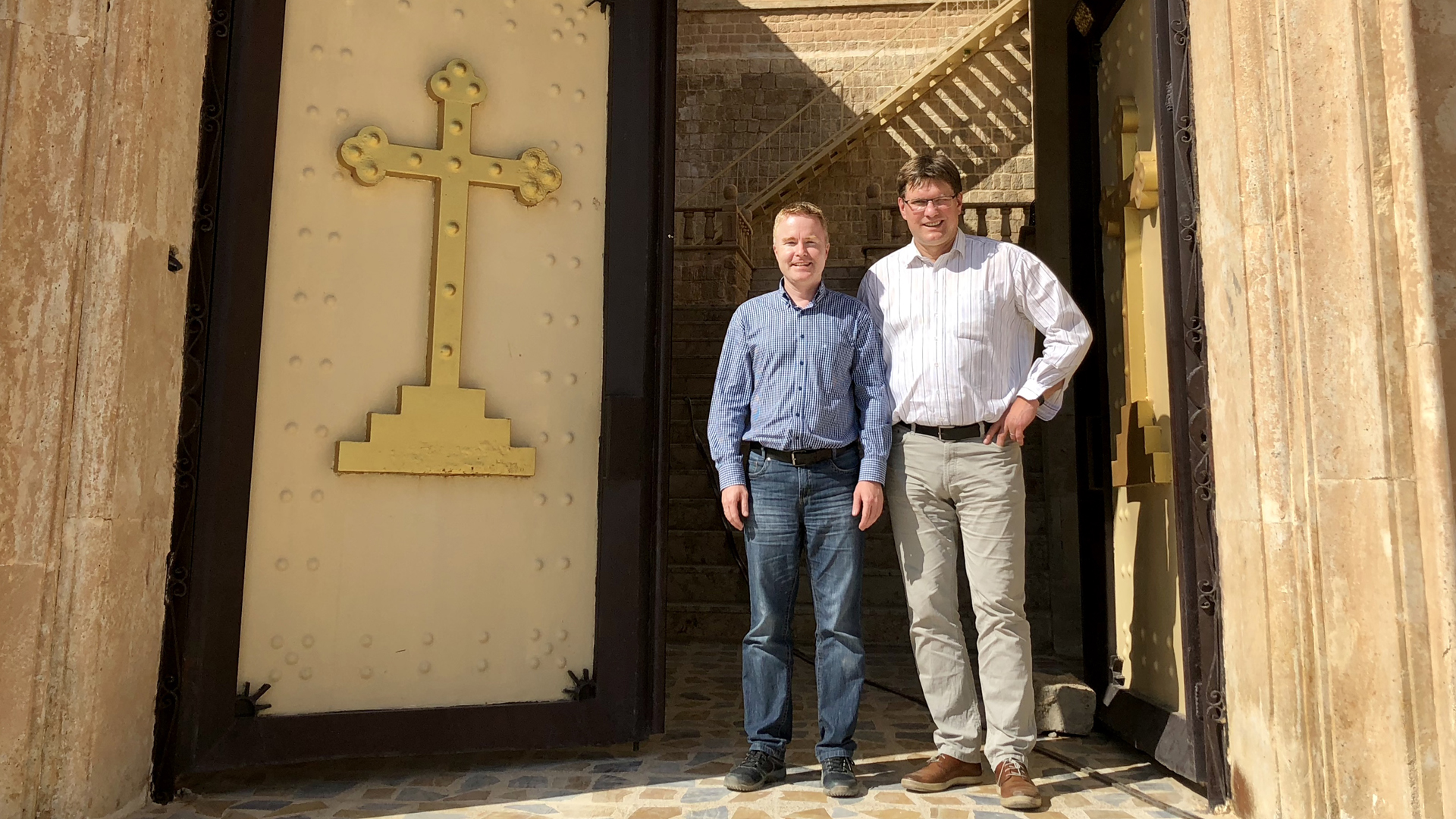 Uwe Heimowski (rechts) gemeinsam mit David Müller von der Ojcos-Stiftung vor dem assyrischen Kloster Mar Matta, einem der ältesten existierenden christlichen Klöster der Welt.