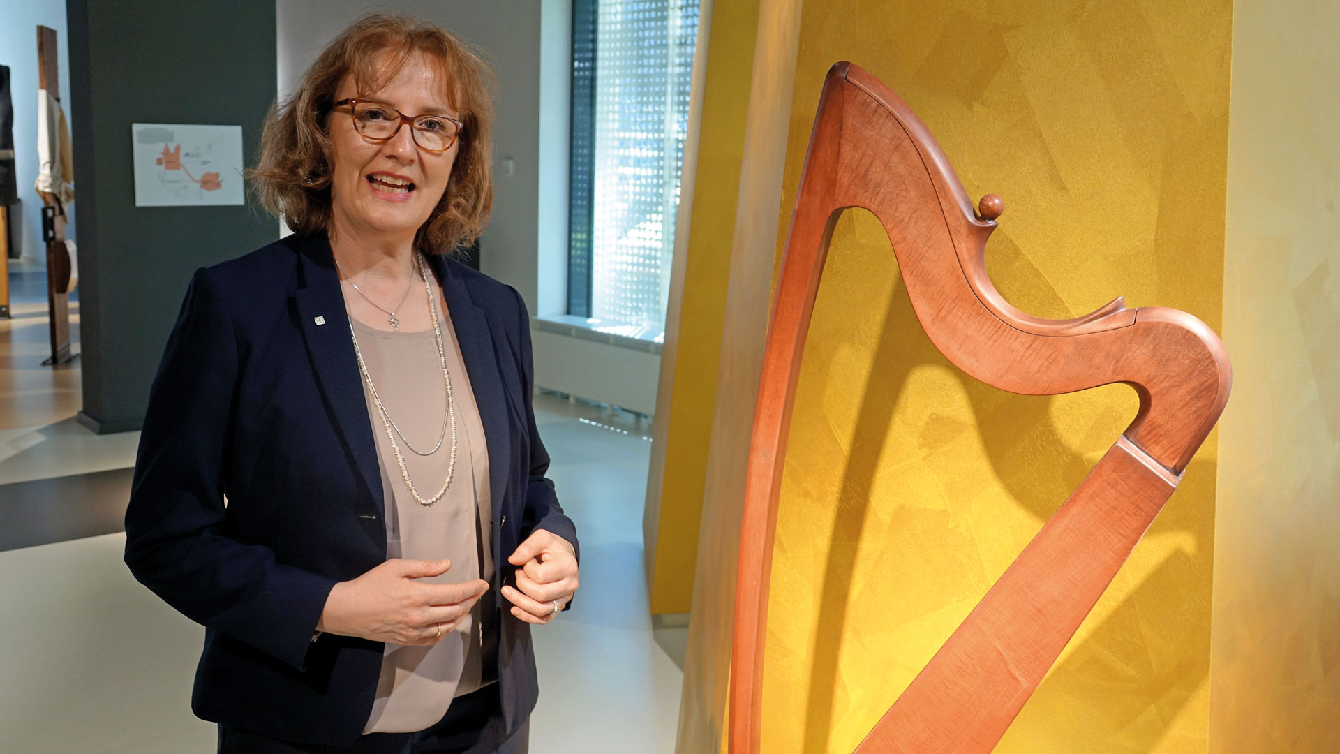Museumsdirektorin Franziska Stocker-Schwarz vor „Davids Harfe“, die durch Anschlagen von Laser-Saiten erklingt