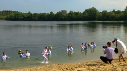 Mitglieder der russlanddeutschen Pfingstgemeinde bei einer Taufe. Der NDR hat sie im Alltag begleitet.
