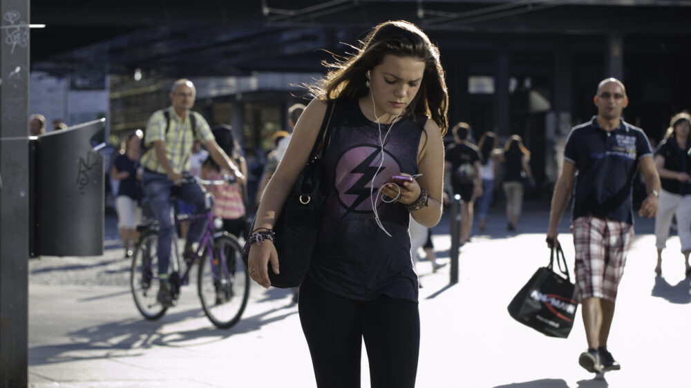 Das Smartphone gehört heute fast selbstverständlich zur jungen Generation