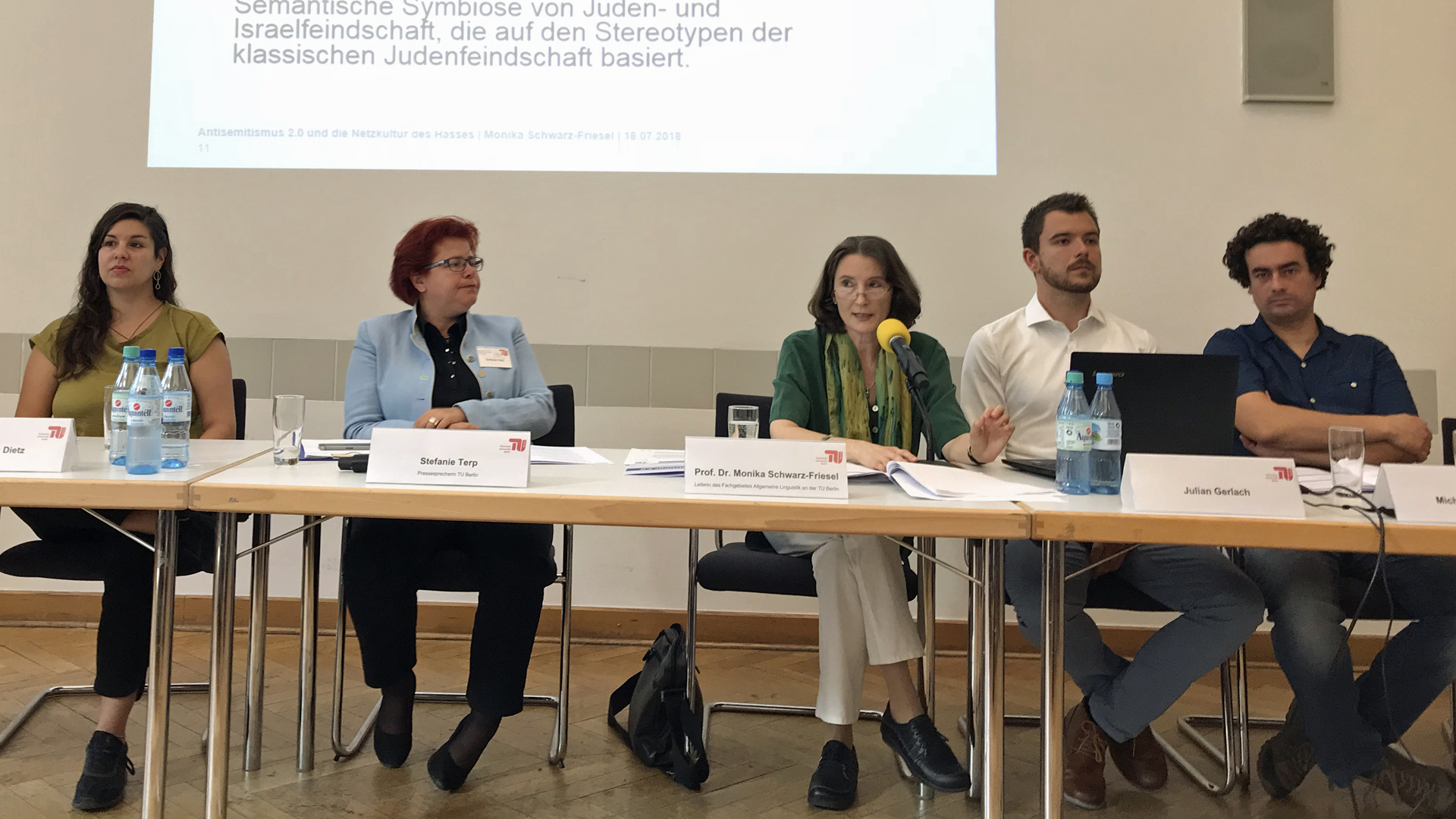 Monika Schwarz-Friesel (Mitte) und ein Team der TU Berlin bei der Vorstellung der Studie „Antisemitismus 2.0 und die Netzkultur des Hasses“