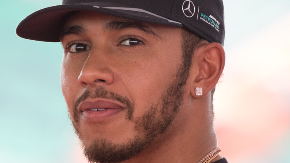 Der Brite Lewis Hamilton, der für Mercedes in der Formel 1 fährt, hat schon vier Mal den Weltmeistertitel gewonnen