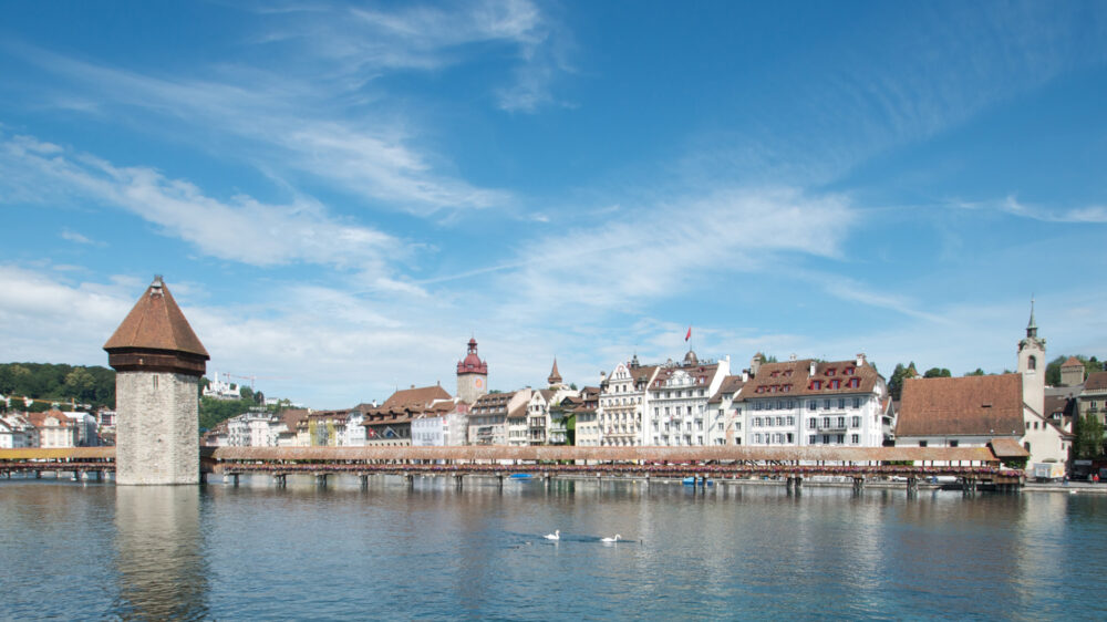 Das Kunstprojekt an der Luzerner Peterskapelle (am rechten Bildrand) wird vorzeitig beendet. Dort haben Kunststudentinnen das Geläut mit Handygeklingel ersetzt