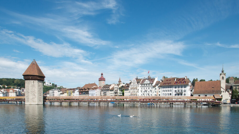 Das Kunstprojekt an der Luzerner Peterskapelle (am rechten Bildrand) wird vorzeitig beendet. Dort haben Kunststudentinnen das Geläut mit Handygeklingel ersetzt