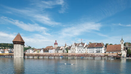 Das Kunstprojekt an der Luzerner Peterskapelle (am rechten Bildrand) wird vorzeitig beendet. Dort haben Kunststudentinnen das Geläut mit Handygeklingel ersetzt