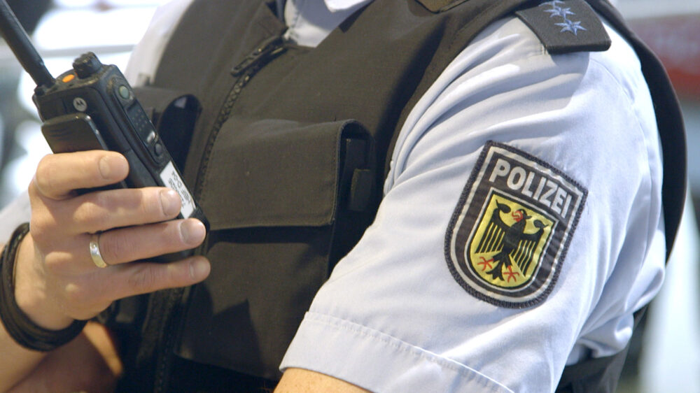 Polizisten und Rettungskräfte werden immer häufiger im Einsatz angegriffen. Darüber berichtet die ARD-Doku „Das verrohte Land – Wenn das Mitgefühl schwindet“.