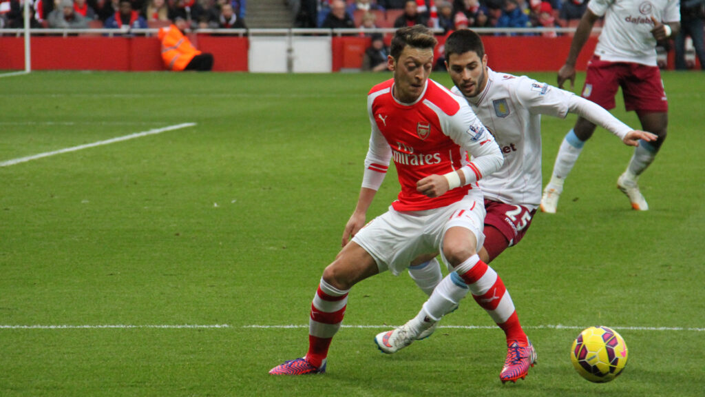 Mesut Özil (vorne) im Trikot seines Vereins FC Arsenal. Das der deutschen Nationalmannschaft wird er wohl nicht mehr tragen.
