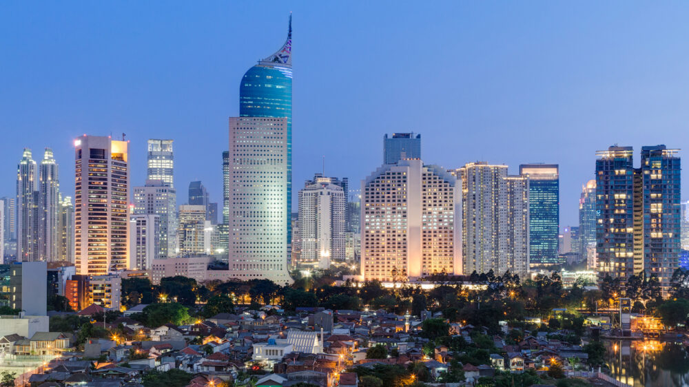 In Jakarta, der Hauptstadt der Republik Indonesien, leben rund 10 Millionen Einwohner. Die Metropolregion um den Regierungssitz des Landes ist mit rund 30 Millionen Einwohnern der zweitgrößte Ballungsraum weltweit.