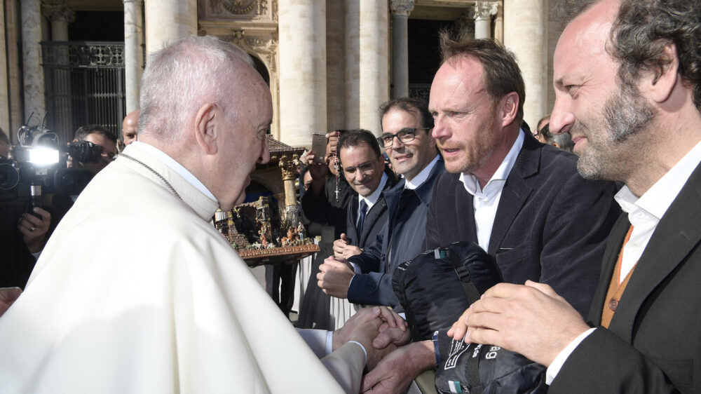 Moderator Schmidt Max (rechts) besucht in der Folge „Schmidt Max und die Audienz beim Papst“ Papst Franziskus im Vatikan