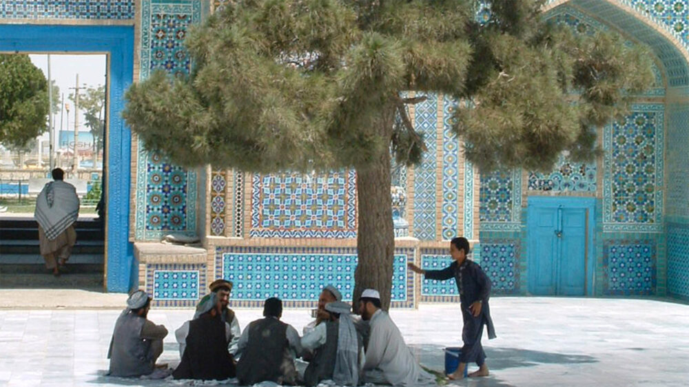 Männer vor der Blauen Moschee in Masar-e Scharif, Afghanistan